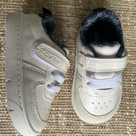 ⭐️Like-NEW!! Carter's White Baby Walker Shoes with Velcro⭐️ - Picture 3 of 7